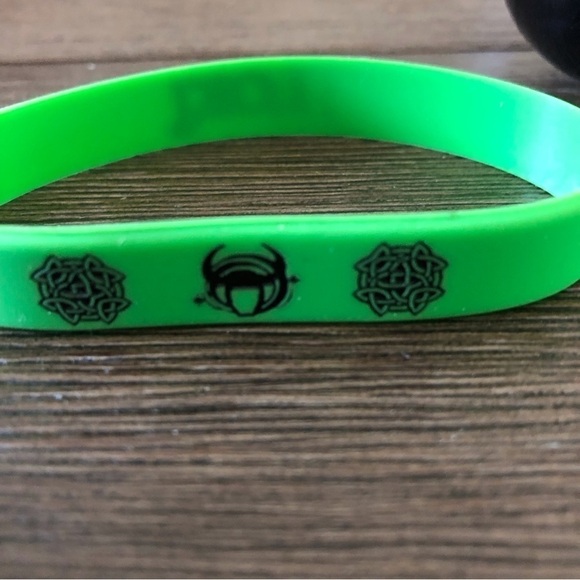 Marvel Bad Guys Mystery Capsule: Loki rubber bracelet - Picture 3 of 3
